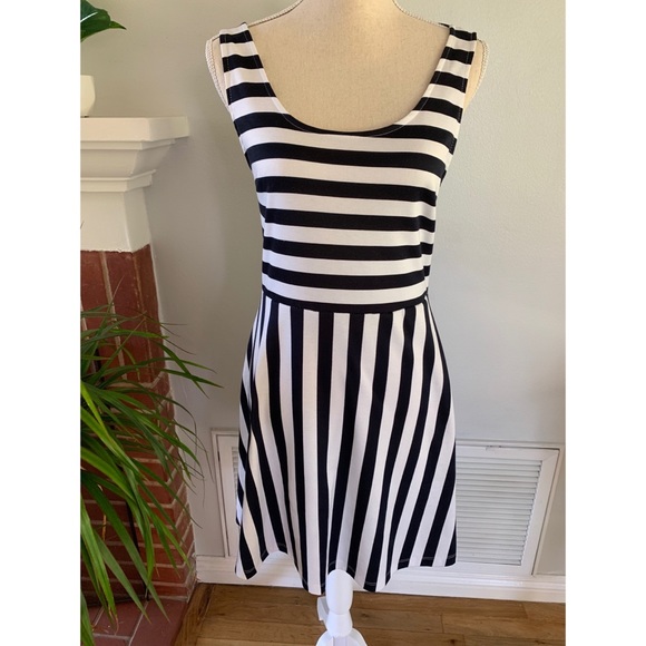 ❌SOLD❌H&M Skater Dress - Picture 2 of 4